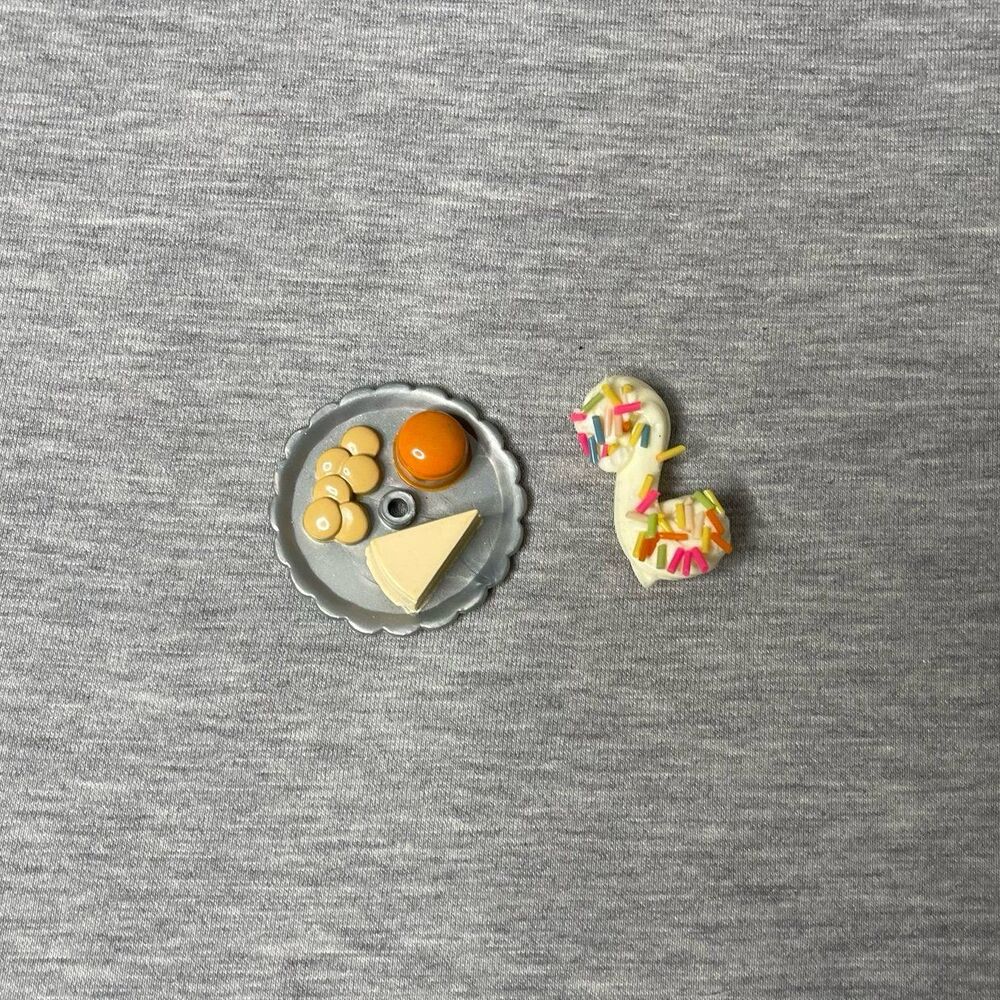 Disney Small Platter and Frosting Toys 2 PCS. Set